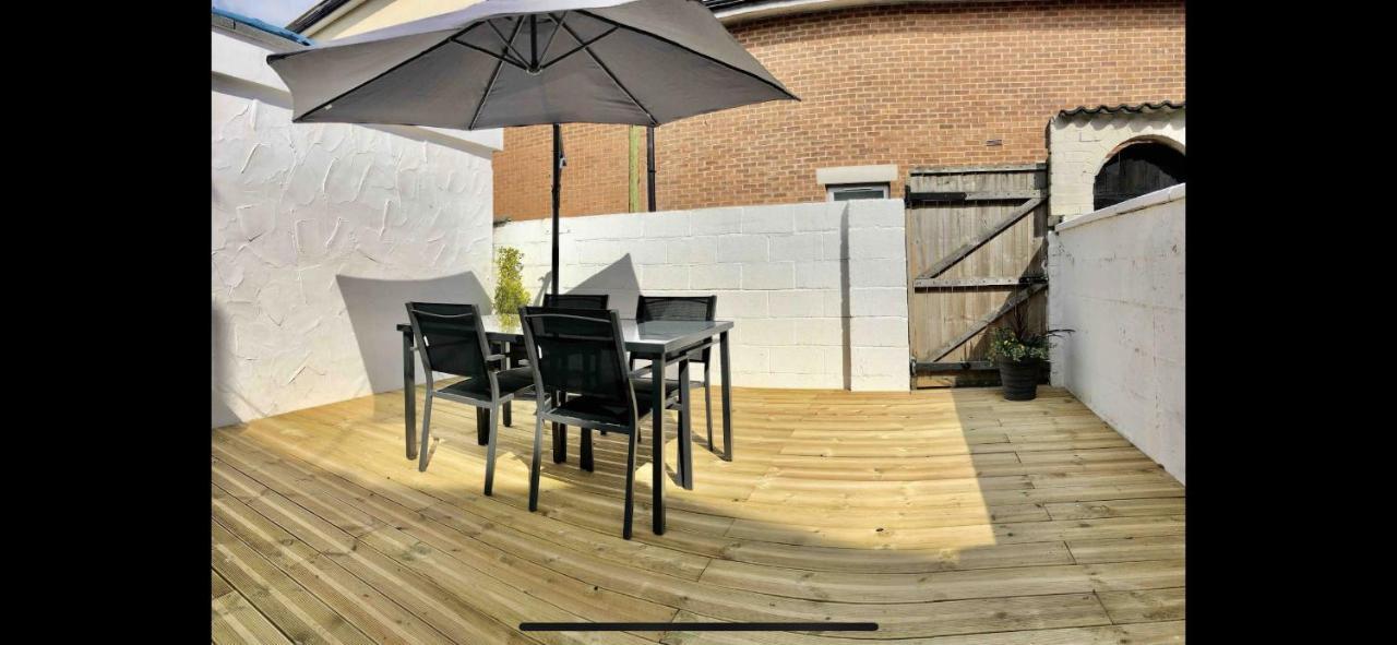 Gorgeous Town Centre Apt With Courtyard Garden Борнмут Экстерьер фото
